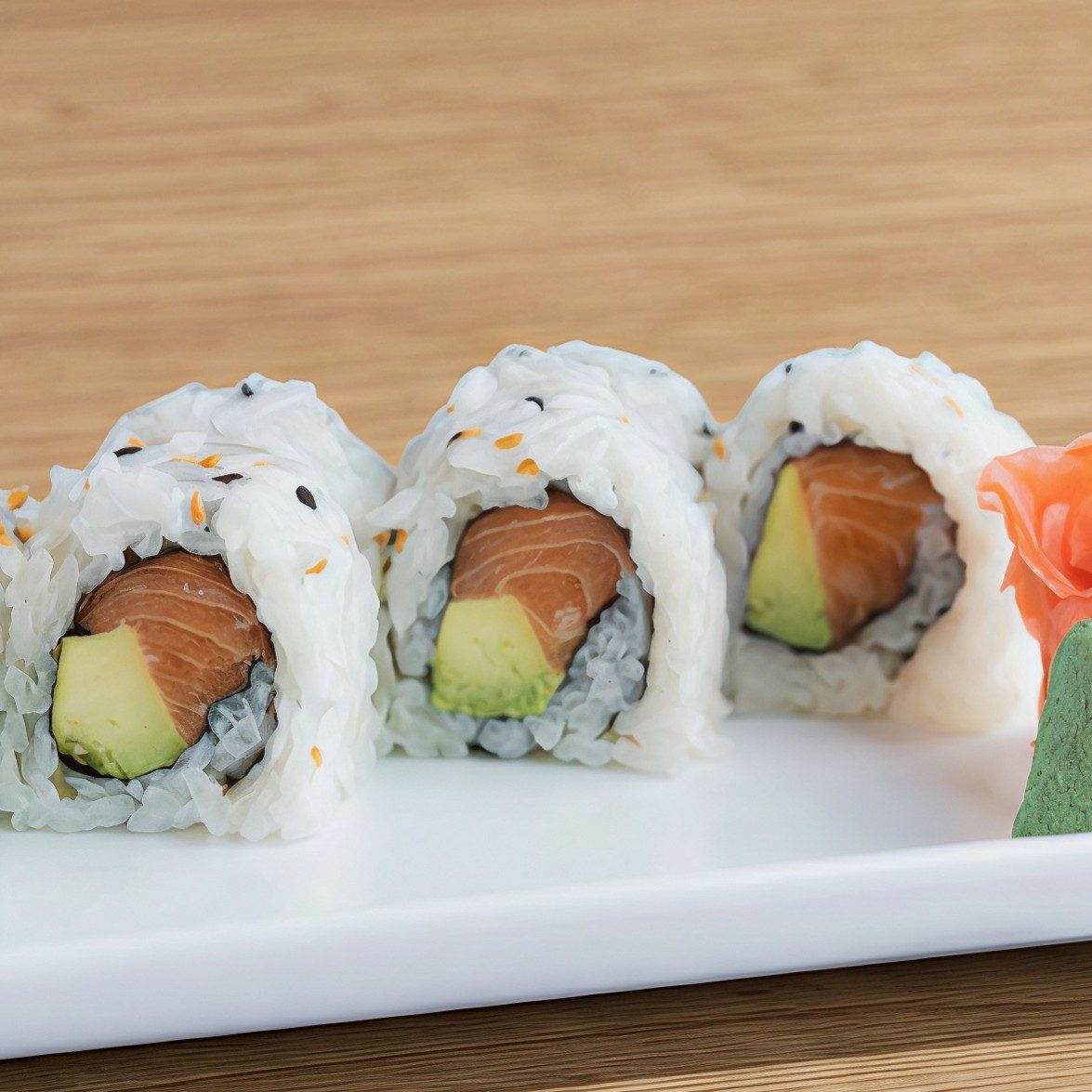 Salmon Avocado Roll（8 pieces).